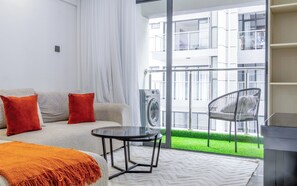 Căn hộ tiện nghi đơn giản, ban công, quang cảnh thành phố | Nội thất