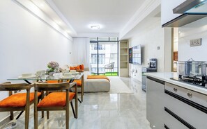 Apartemen Comfort, balkon, pemandangan kota | Interior