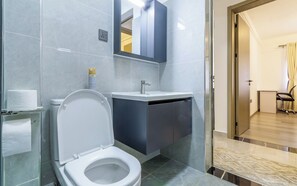 Apartemen Comfort, balkon, pemandangan kota | Kamar mandi