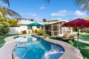 A heated pool - Quiet, spacious canal-side home with private pool, waterfront patio & central AC (Marathon)
