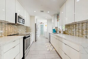 Fridge, microwave, oven, stovetop - Quiet, spacious canal-side home with private pool, waterfront patio & central AC (Marathon)