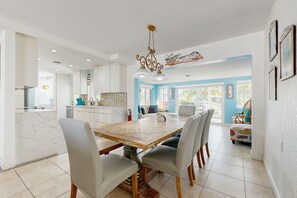 Dining - Quiet, spacious canal-side home with private pool, waterfront patio & central AC (Marathon)