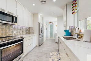 Frigorifero, microonde, forno, piano cottura