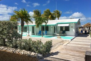 Exterior - Waterfront Cottage: 60-ft. dock, Fish Station, free WiFI, 3 TVs & washer/dryer (Marathon)