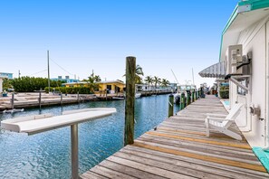Terrace/patio - Waterfront Cottage: 60-ft. dock, Fish Station, free WiFI, 3 TVs & washer/dryer (Marathon)