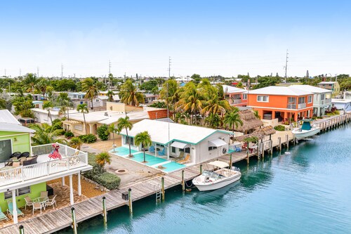 Waterfront Cottage: 60-ft. dock, Fish Station, free WiFI, 3 TVs & washer/dryer