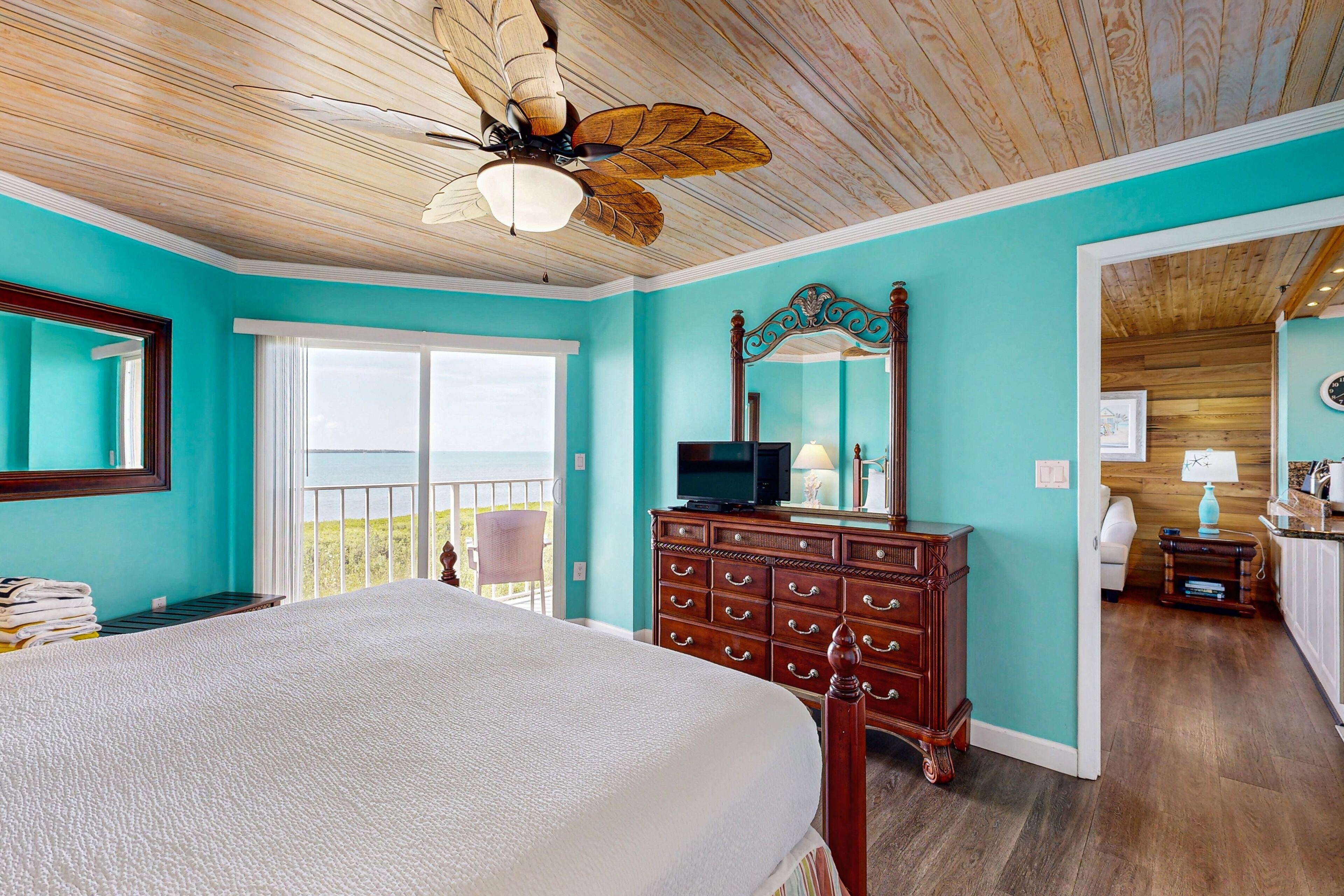 Updated Ocean-view Condo With 2 Balconies, Pool, Hot Tub, W/d, & Ac - Islamorada, FL