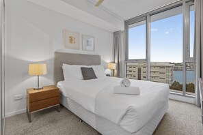 Apartment - Stylish Apartment With Balcony and Pool (Brisbane)