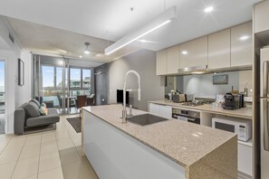 Apartment | Private kitchen - Stylish Apartment With Balcony and Pool (Brisbane)