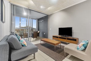 Apartment | Living area - Stylish Apartment With Balcony and Pool (Brisbane)