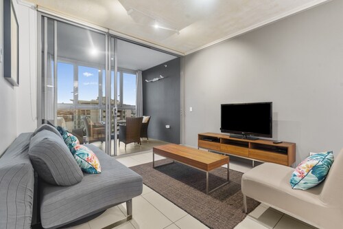 带阳台和泳池的时尚公寓