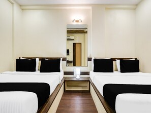 House | 1 bedroom - Deluxesuper Hotel O Near Sai Baba Temple (Rahata)