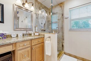Shower, hair dryer, towels - Oceanside condo with heated pool, tennis courts & great location (Marathon)