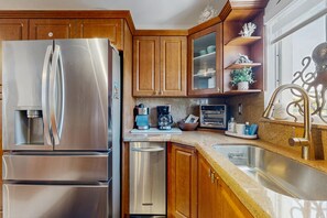 Fridge, microwave, oven, stovetop - Lovely Dog-Friendly, on the Canal with Fast WiFi & Private Balcony (Key Largo)