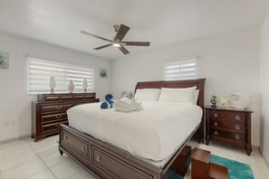 Tabla de planchar con plancha, wifi gratis y ropa de cama 