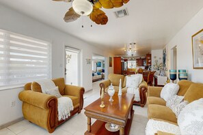 TV - Lovely Dog-Friendly, on the Canal with Fast WiFi & Private Balcony (Key Largo)