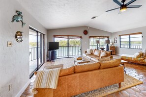 Smart TV - Waterfront jewel with private guest suite, boat slip, free WiFi, & washer/dryer (Marathon)