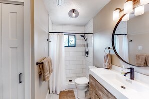 Shower, hair dryer, towels - Waterfront jewel with private guest suite, boat slip, free WiFi, & washer/dryer (Marathon)