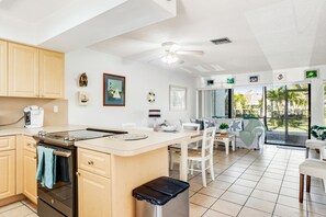 Fridge, microwave, oven, stovetop - Spacious Townhome - Pool, Tennis & Marina - Central AC, WiFi & Snowbird-Friendly (Key Largo)
