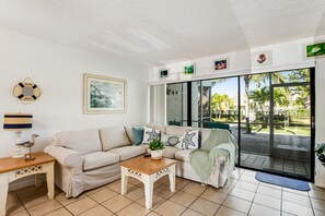 TV - Spacious Townhome - Pool, Tennis & Marina - Central AC, WiFi & Snowbird-Friendly (Key Largo)