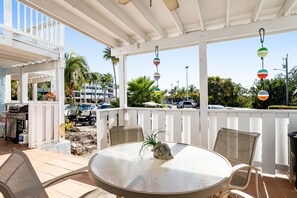 Outdoor dining - Spacious Townhome - Pool, Tennis & Marina - Central AC, WiFi & Snowbird-Friendly (Key Largo)