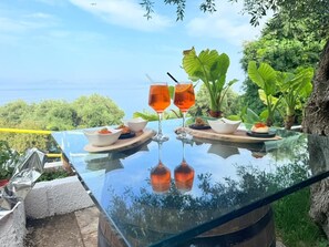 تناول الطعام بالخارج