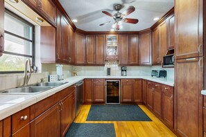 Fridge, microwave, oven, stovetop - Waterfront house with covered patio, private pool, & 75' dock - dogs welcome (Marathon)
