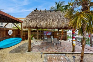 Outdoor dining - Waterfront house with covered patio, private pool, & 75' dock - dogs welcome (Marathon)