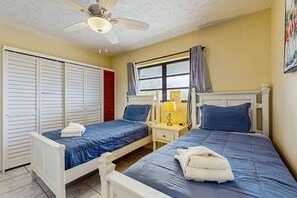 Iron/ironing board, free WiFi, bed sheets - Waterfront house with covered patio, private pool, & 75' dock - dogs welcome (Marathon)