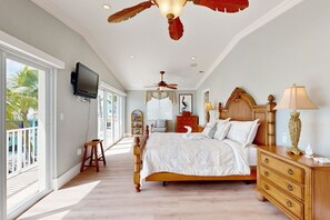 Desk, iron/ironing board, free WiFi, bed sheets - Oceanfront, Snowbird-Friendly Home with High-Speed WiFi, Ocean Views, and Dock (Key Largo)