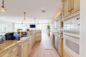 Fridge, microwave, oven, stovetop - Oceanfront, Snowbird-Friendly Home with High-Speed WiFi, Ocean Views, and Dock (Key Largo)