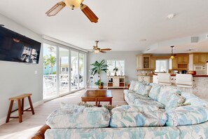 TV, books - Oceanfront, Snowbird-Friendly Home with High-Speed WiFi, Ocean Views, and Dock (Key Largo)