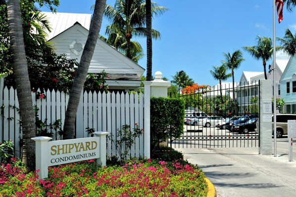 Property grounds - Cheery Beach Getaway Near Local Attractions - Pool & Easy Beach Access (Key West)