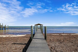 On the beach - Family-friendly oceanfront home with private beach, private gas grill, and deck (Long Key)