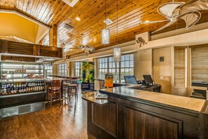 Bar (on property) - Coastal retreat with private balcony, pool, & easy beach access (Tavernier)