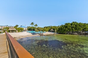 Property grounds - Coastal retreat with private balcony, pool, & easy beach access (Tavernier)