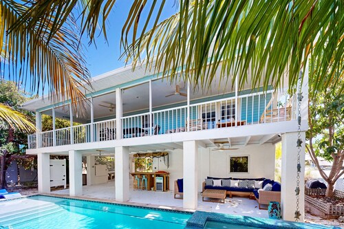 Charming canal-front retreat  private Pool, AC, Wi-Fi, washer/dryer