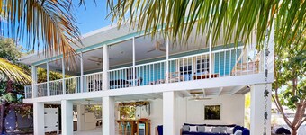 Charming canal-front retreat  private Pool, AC, Wi-Fi, washer/dryer