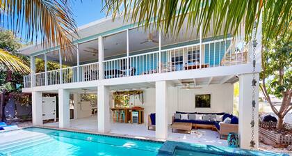 Charming canal-front retreat private Pool, AC, Wi-Fi, washer/dryer