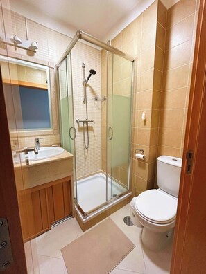 Dusche, Haartrockner, Bidet, Handtücher