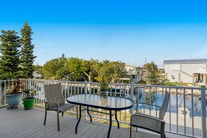 Outdoor dining - Beautiful waterfront home with central AC, dock, lovely balcony & patio (Big Pine Key)