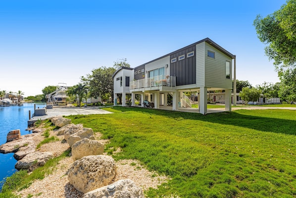 Exterior - Beautiful waterfront home with central AC, dock, lovely balcony & patio (Big Pine Key)