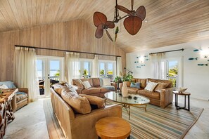 Living area - Sublimely private luxury home with enveloping oceanfront views near Key West (Sugarloaf Key)