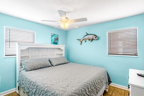 2 bedrooms, desk, iron/ironing board, free WiFi - Waterfront retreat near the beach with pool, two kayaks, & central AC (Marathon)