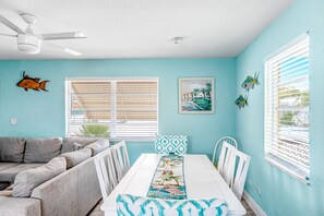 Dining - Waterfront retreat near the beach with pool, two kayaks, & central AC (Marathon)