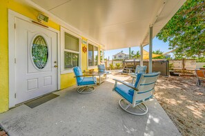 Terrace/patio - Waterfront retreat near the beach with pool, two kayaks, & central AC (Marathon)