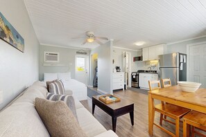 Smart TV, books - Deep water docking with quick ocean or open water access (Conch Key)