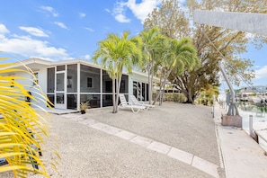 Exterior - Single-level waterfront home with furnished Florida room, dock, washer/dryer (Marathon)