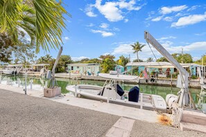 Marina - Single-level waterfront home with furnished Florida room, dock, washer/dryer (Marathon)