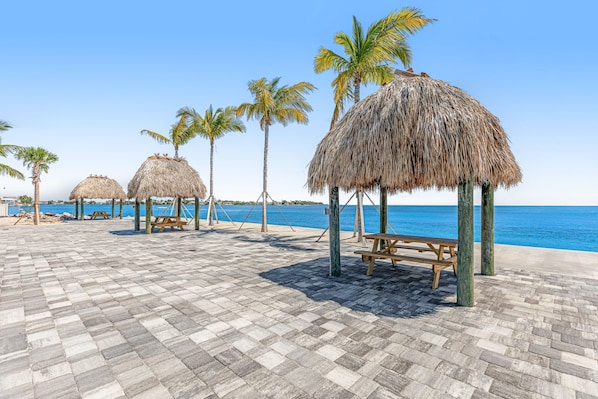 Outdoor dining - New studio with oceanfront pool, picnic areas, & great views (Marathon)